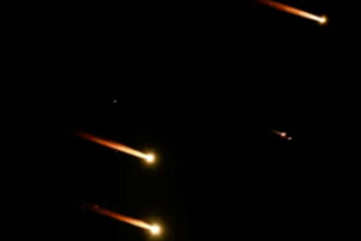 Irã ataca com centenas de mísseis em direção a cidade de Israel